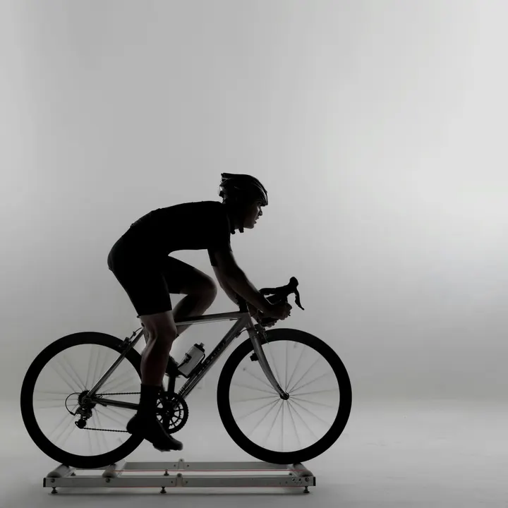 Ciclista realizando un test de rendimiento sobre rodillo